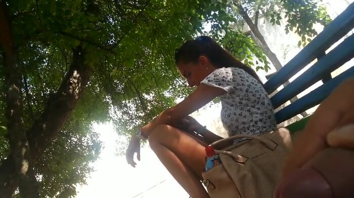 Дрочу в парке перед незнакомой тёлкой