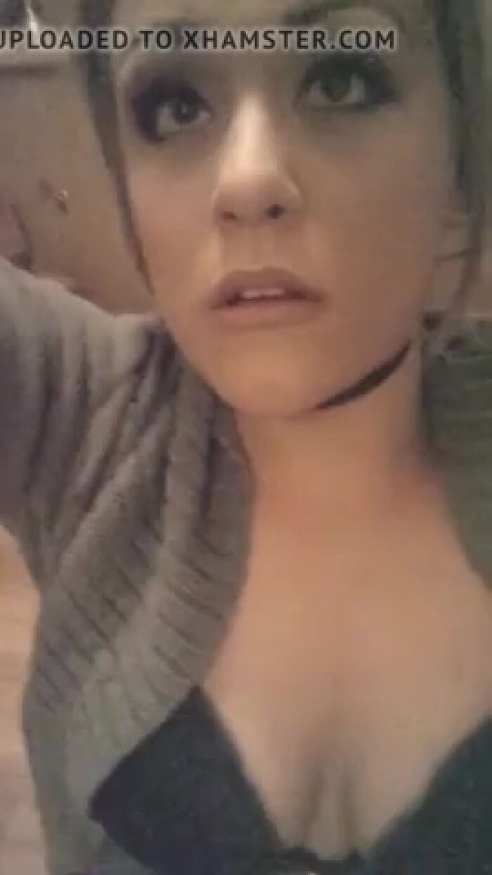 Симпотичная рабыня затягивает ремень себе на шее