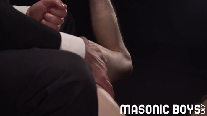 Чуваку расширяют очко