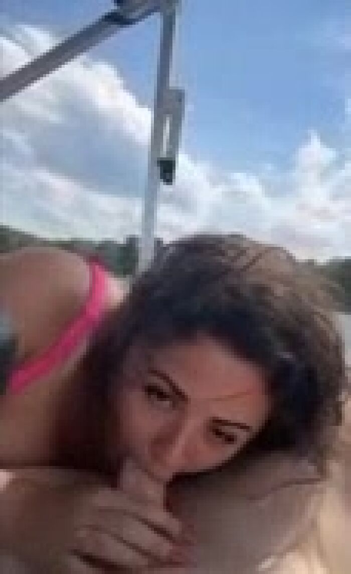 Анна сосет член