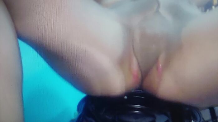 шлюха мастурбирует в колготках и кончает