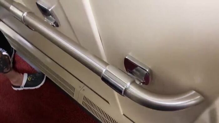 Петух раскуривал кожанную сигарету с удовольствием