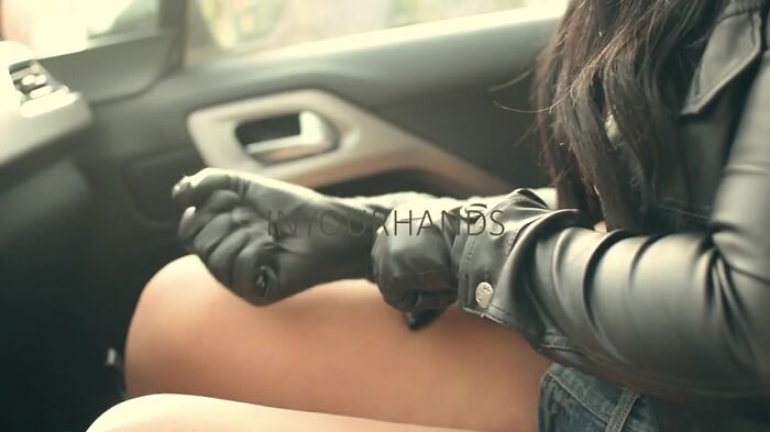 Вздрочнула в авто