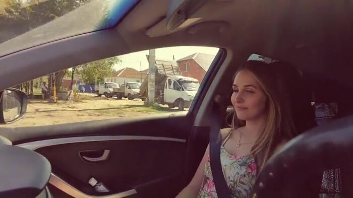 Замужняя шлюха отсосала в машине