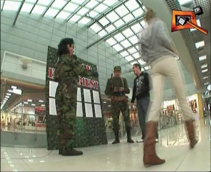 11. ПОЖМИТЕ РУКУ РЕМБО