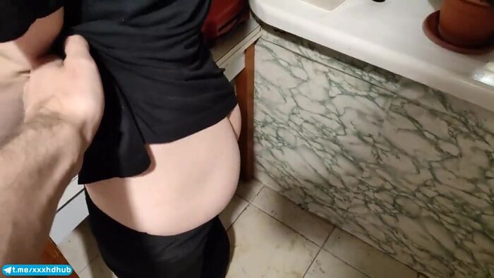 Зашёл к соседке на минутку.