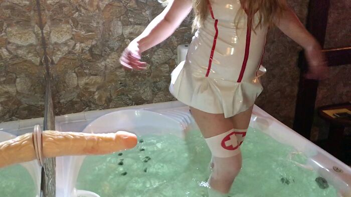 Опытная медсестра проводит мастер класс на большом члене