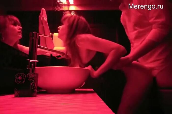 Трахнул в туалете клуба