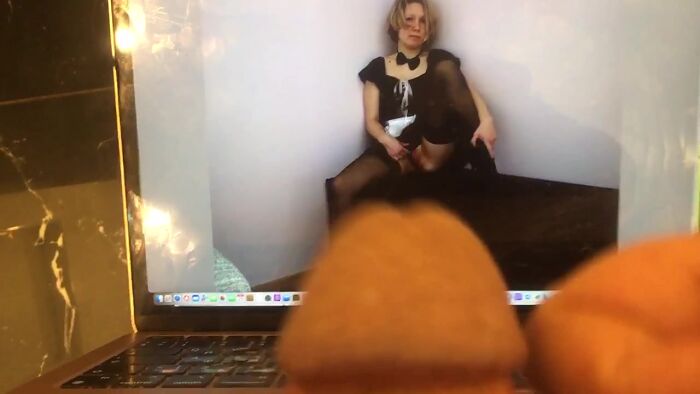 Показывает пизду