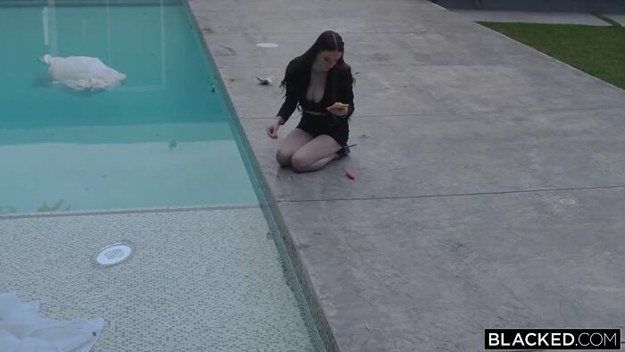 Сочная белая шлюшка соблазнила негра