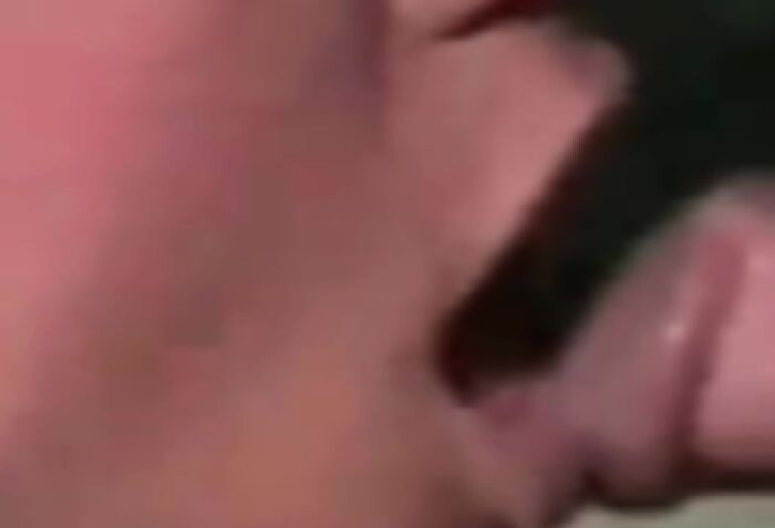 Жёстко ебет в рот.