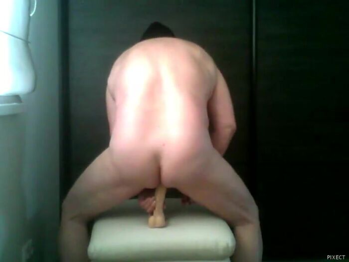 По просьбе дам насаживаюсь на фаллос...