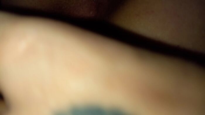 Сосёт с игрушкой в киске