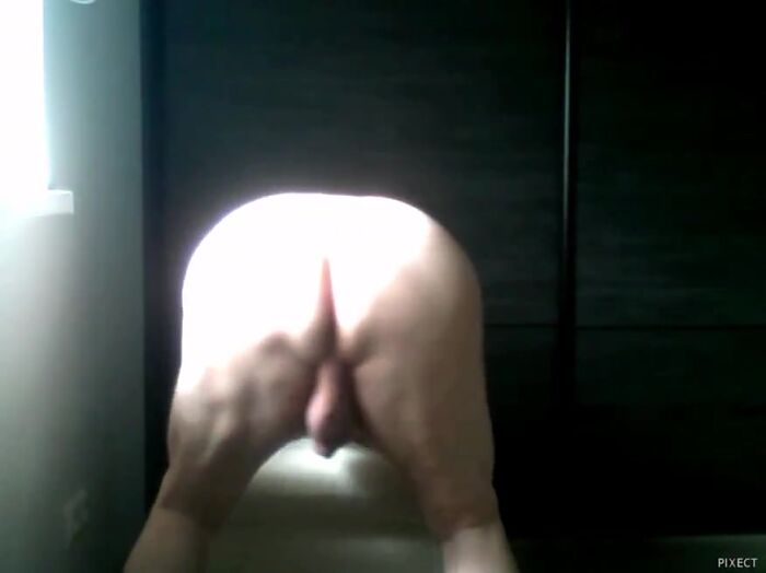 Показываю дамам анал и раскачиваю яички..