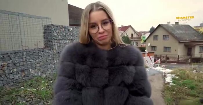 Очкастая блядь сосет и получает сперму в ротик