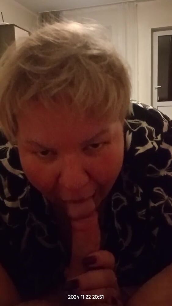 Делает мне минет