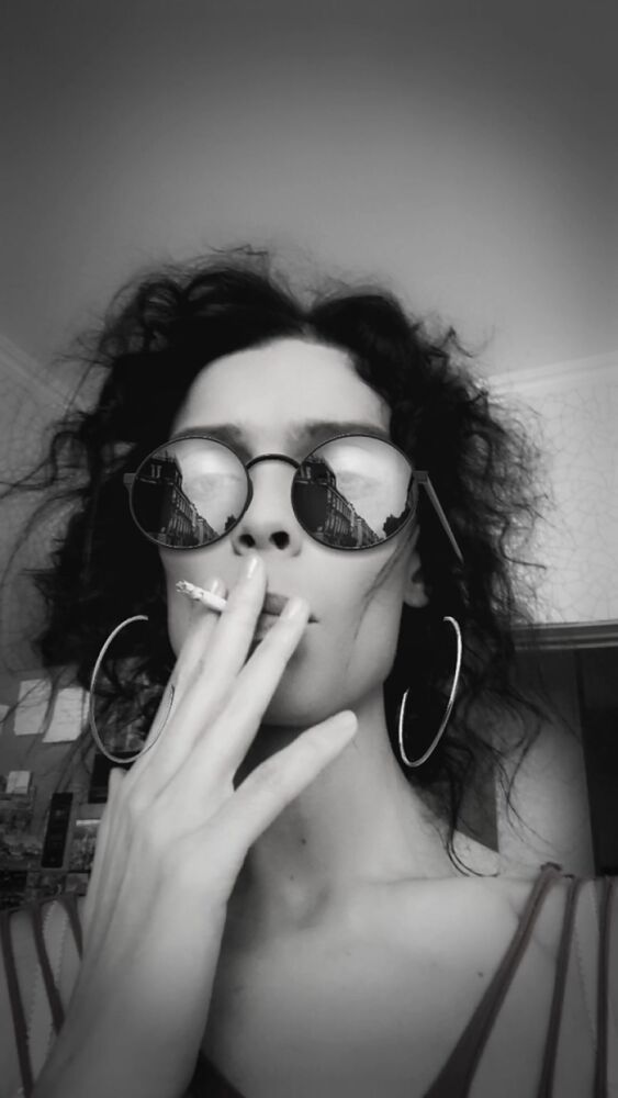 ЧБ Молодая и дерзкая)))