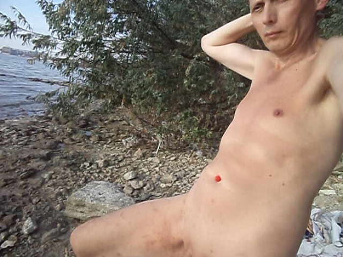 Купание нагишом с каменной погремушкой на яйцах и члене