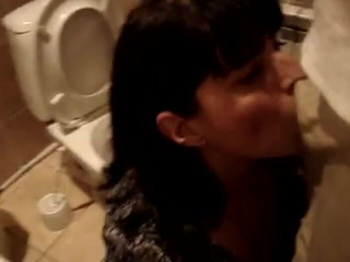 Соснула милфа в туалете у парня