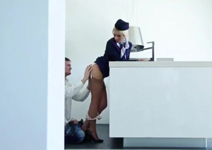 лижет стюардессе