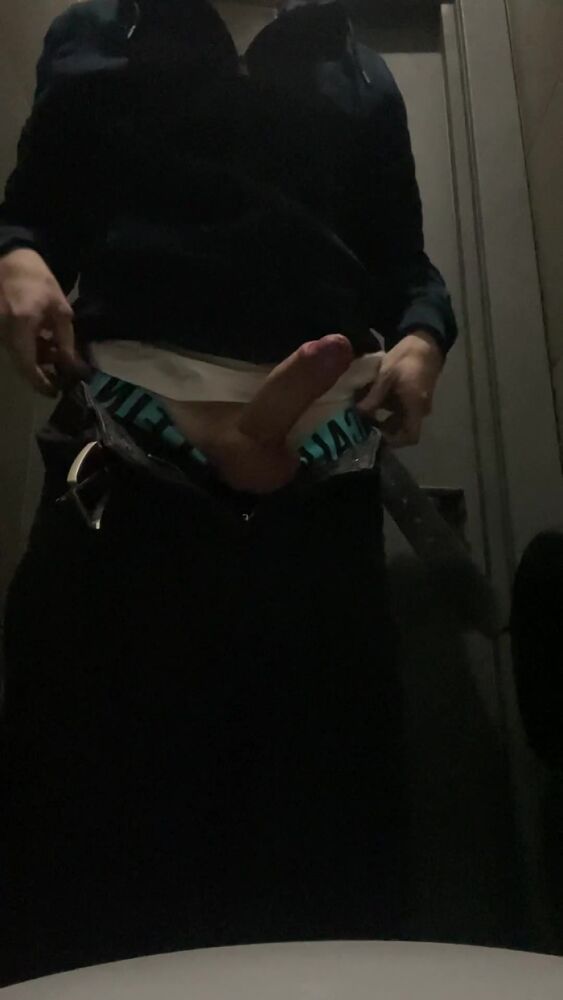 В баре в туалете приспичило