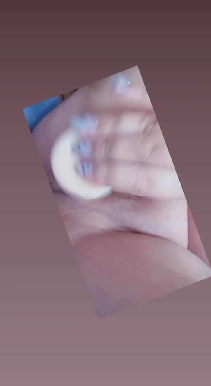 Ласкает себя ????