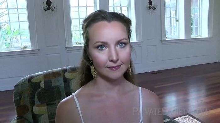 Большой черный член кончил красавице в сраку