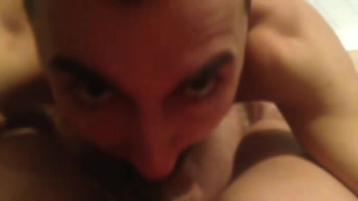 Играет на кожаной фдейте