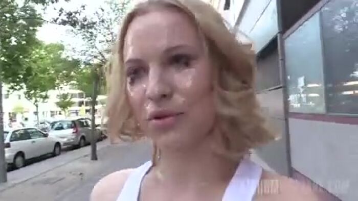 Разгуливает со спермой на лице