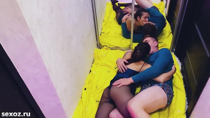 Расположились