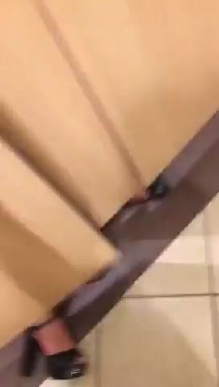 ПЬЯНАЯ БЛЯДЬ В ТУАЛЕТЕ