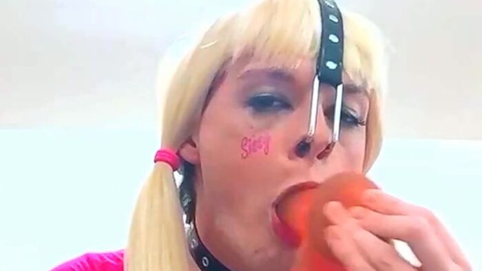 Грязная шлюха заглатывает член..