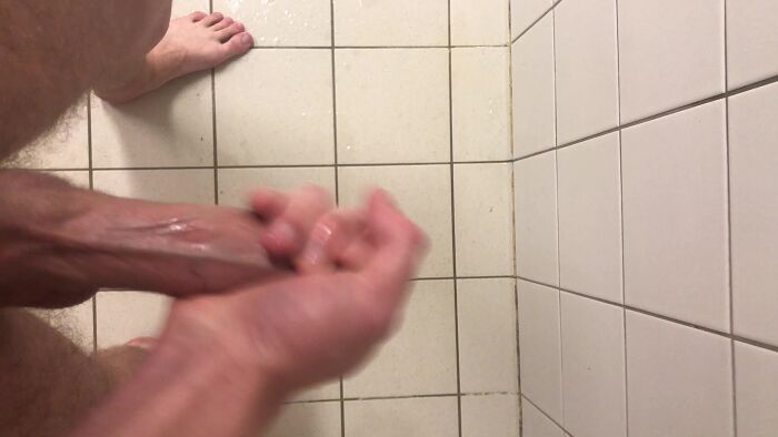 Кончаю в душе