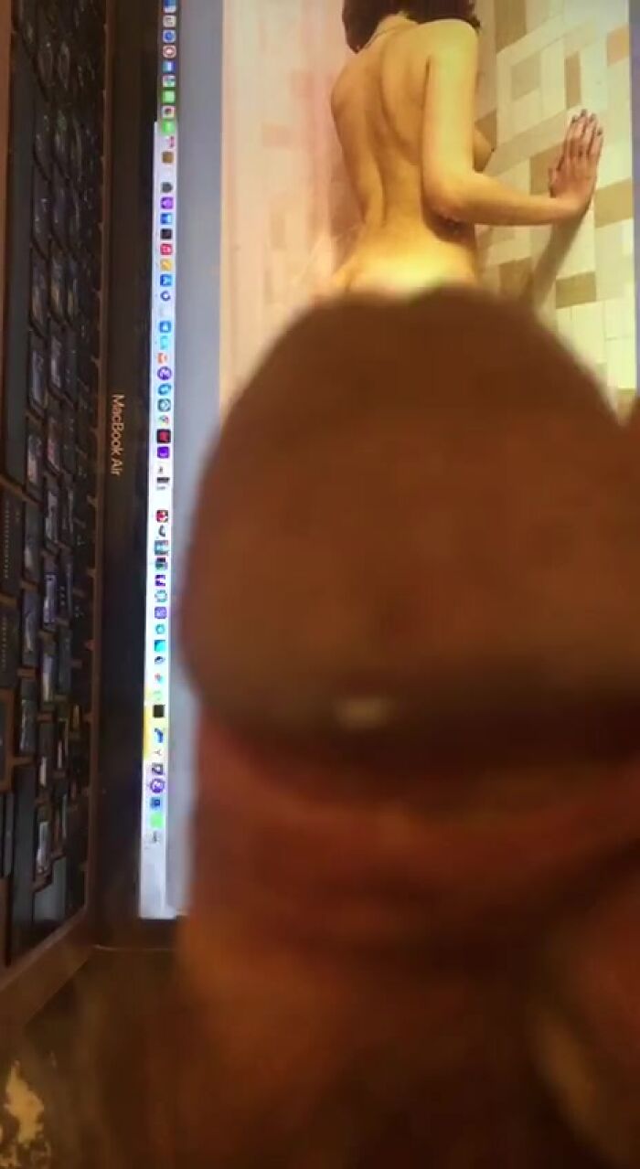 Дрочу на голенькую красоточку