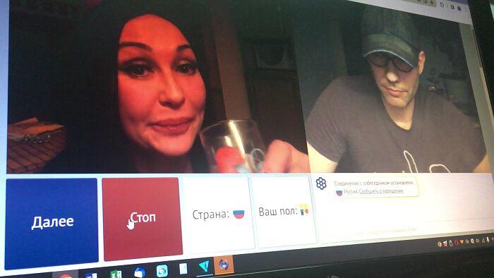 Взрослая женщина учит глубокой глотке