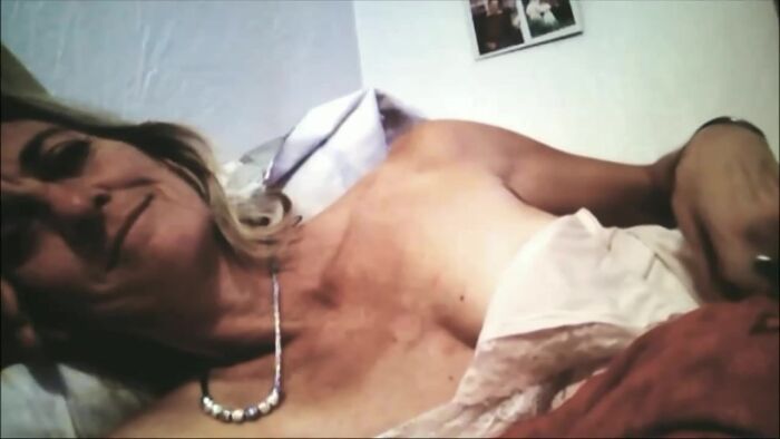 elle fait la coquine