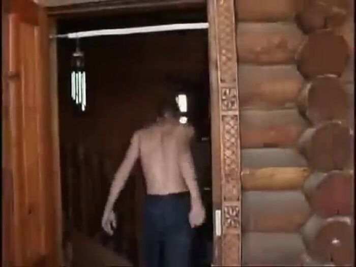 Друзья старательно заправляли хуй за щеку матрешки, чтоб