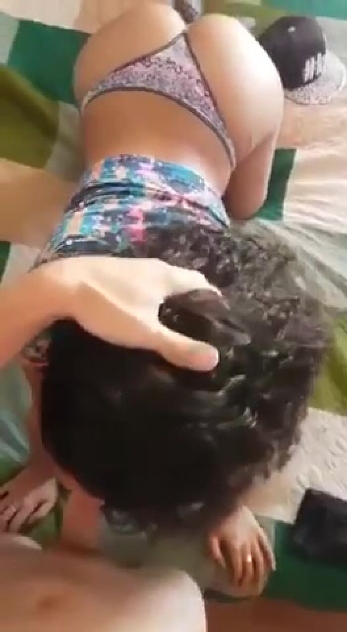 Красива замужня кучеряшка шліфує шляпу