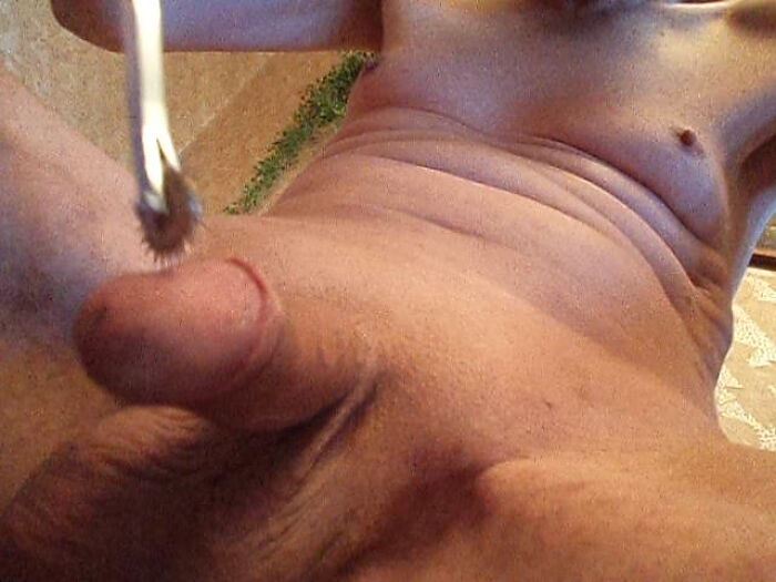 БДСМ игры - мучение яиц и члена