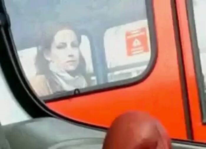 Дрочить при не знакомих женщинах  меня очень заводит