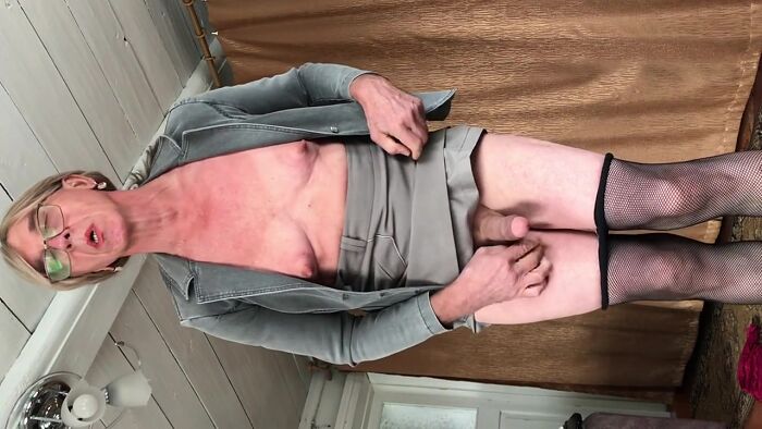 Наташка дрочит в костюме