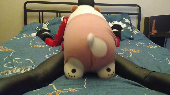 Ебет в попу меня