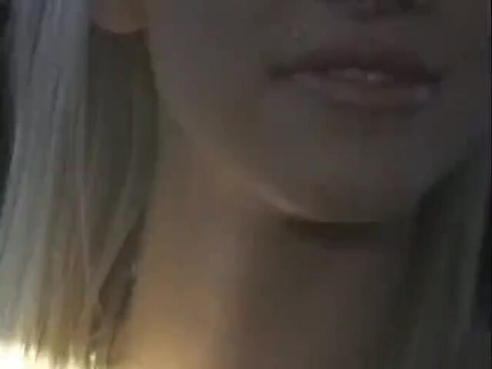 Брюнетка помогла подружке подзаработать