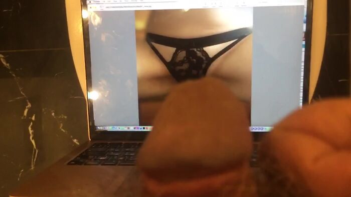 Приятно дрочить и тереться о пизду через трусики