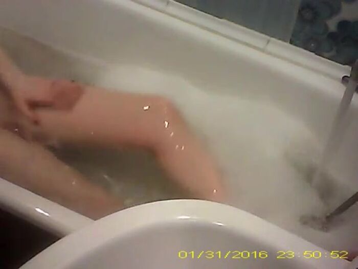 доча в ванной