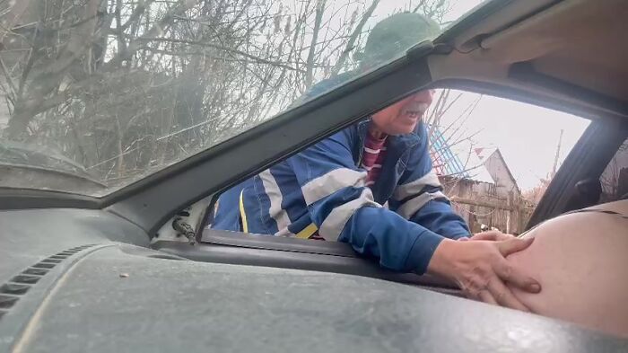 Лапает прохожий