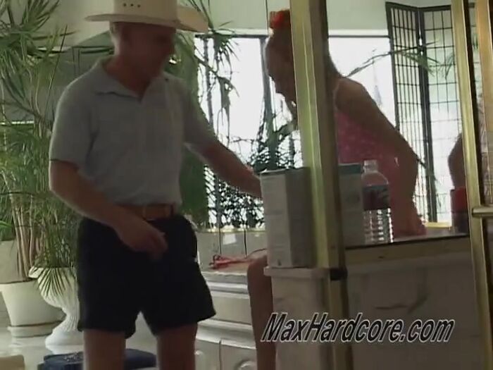 Строгий отец нассал в рот молодой дочке в очках за поздн