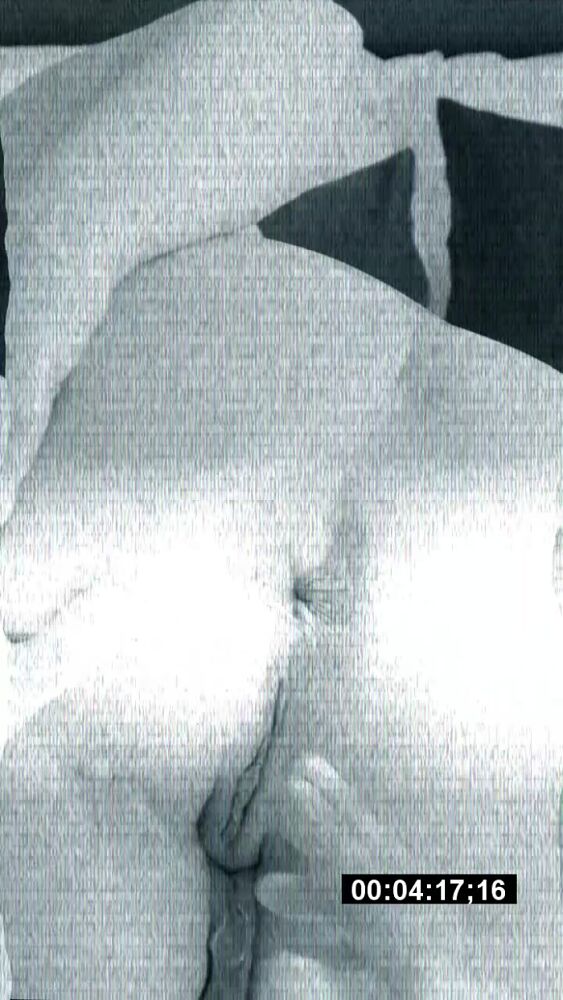 Дядька сует палец моей матери в письку