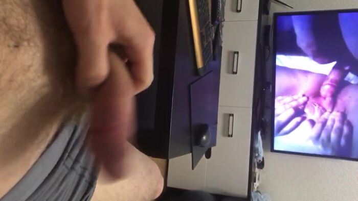 Меня ебут а он кончает ммм