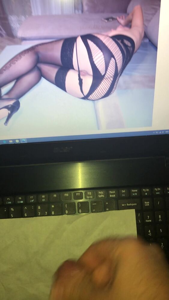 Молодой мужик ананирует и кончает на фото Марины